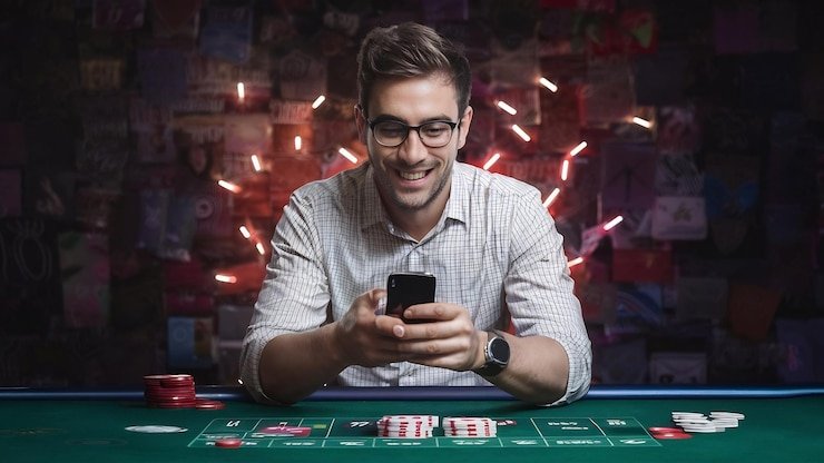 Pengguna menulis email bantuan lewat ponsel